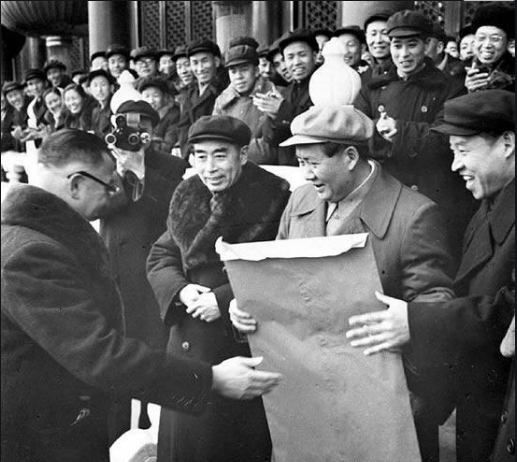 1956年1月北京各界慶祝社會(huì)主義改造勝利聯(lián)歡大會(huì)—工商界代表樂(lè)松生向毛主席獻(xiàn)報(bào)喜信.png